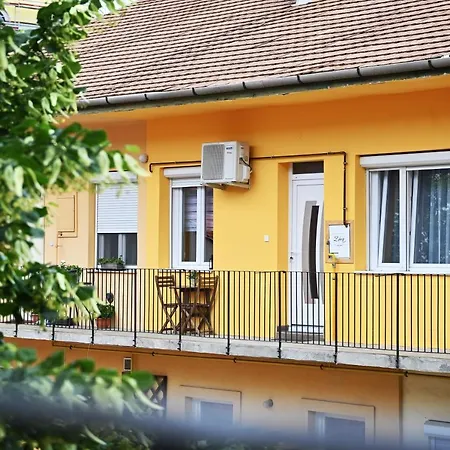 Zóra Apartament *